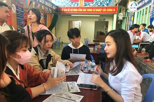 Hơn 400 lao động tham dự phiên Giao dịch việc làm lần thứ 6
