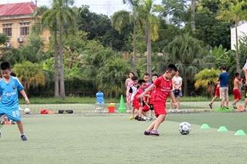 Hứng khởi ngày mới cùng cầu thủ nhí
