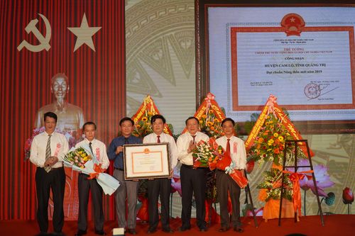 Cam Lộ đón nhận huyện đạt chuẩn nông thôn mới và Huân chương Lao động hạng Ba