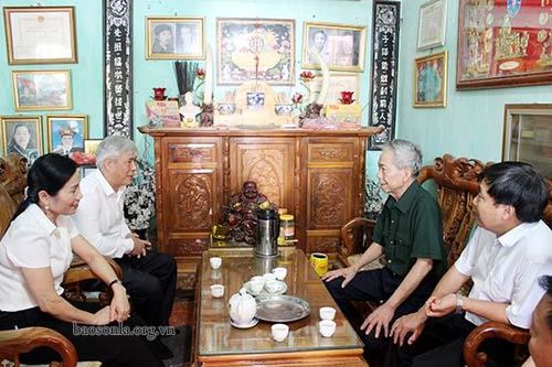 Đồng chí Phó Bí thư Thường trực tỉnh ủy thăm, tặng quà các đối tượng chính sách tại huyện Mộc Châu