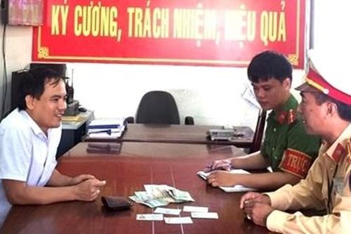 CSGT Đà Nẵng trao trả tài sản cho dân