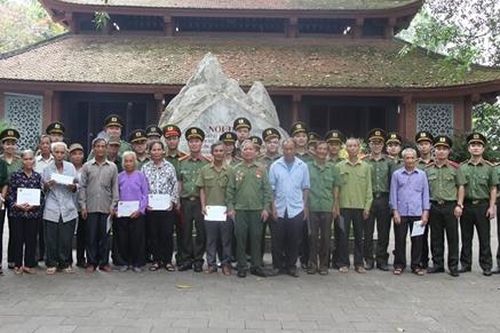 Đoàn thanh niên Văn phòng Bộ Công an, Cục An ninh kinh tế về nguồn, đền ơn đáp nghĩa