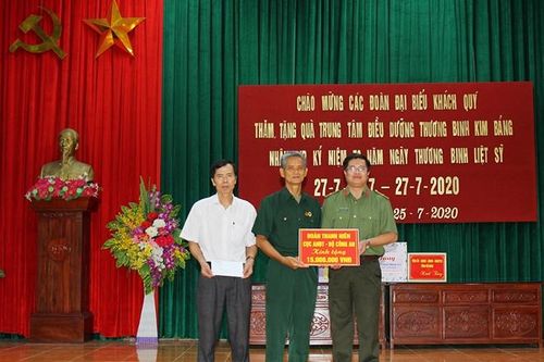 Tuổi trẻ Công an tỉnh Hà Nam thăm, tặng quà Trung tâm điều dưỡng thương bệnh binh Kim Bảng