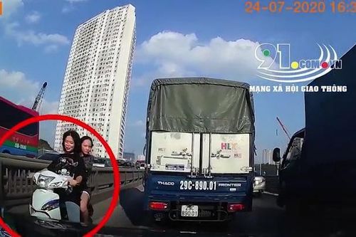 Hai phụ nữ đầu trần lái xe máy chạy ngược chiều trên đường Vành đai 3 trên cao