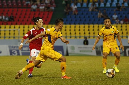 CĐV Quảng Ninh chán nản: Đua vô địch lại đem cho 3 trụ cột, đá cho vui sao?