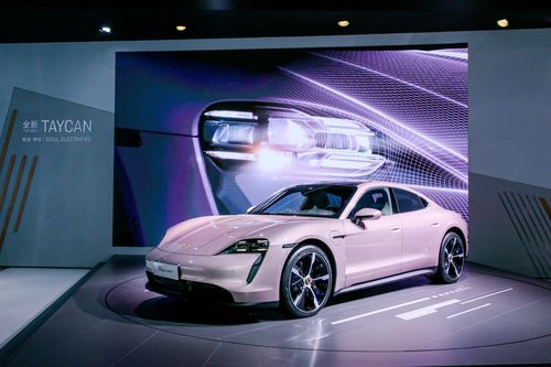 Porsche Taycan dành cho các quý cô với nước sơn màu hồng kẹo ngọt