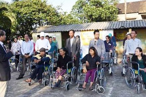 Tặng hơn 500 xe lăn cho người khuyết tật