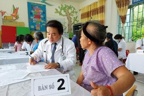 Bệnh viện Bạch Mai khám chữa bệnh miễn phí cho người dân Cao Bằng