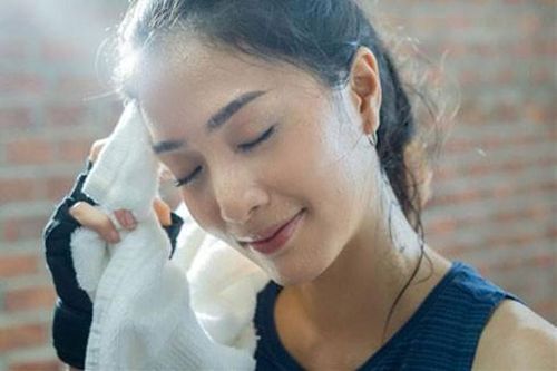 Lý giải nguyên nhân đổ mồ hôi nhiều sau tuổi 40