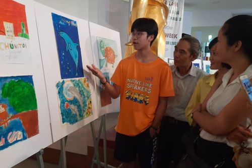 Học sinh Hà Nội bày tranh và ảnh kêu gọi bảo vệ động vật hoang dã