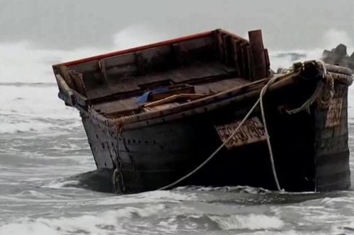 Tàu ma đến từ Triều Tiên - cái giá của đội tàu cá đen TQ săn mực bay