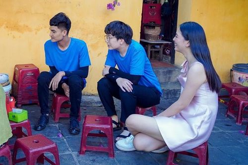Hoa hậu Tiểu Vy ngồi ăn vặt vỉa hè