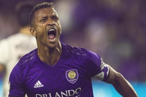 Nani vẩy bóng đánh bại đội của Henry