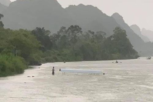 Lật thuyền ở chùa Hương vì cơn dông lớn