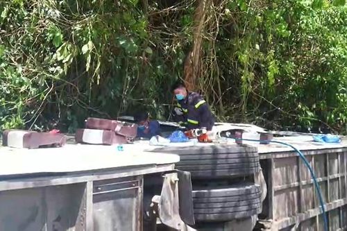 Cắt cửa tìm nạn nhân sau vụ lật xe khiến 15 người chết
