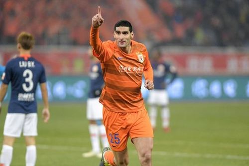 Fellaini lập hat-trick trong 7 phút khiến HLV đối thủ ngán ngẩm