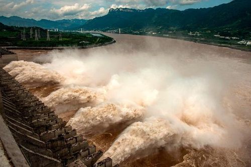 Đập Tam Hiệp hứng đợt lũ mới, huyện ở Hồ Bắc báo động cao nhất
