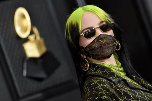 Billie Eilish che kín mặt, đi giày Dior hiếm giới thiệu ca khúc mới