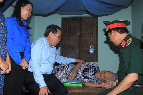 Tri ân Bà mẹ Việt Nam anh hùng