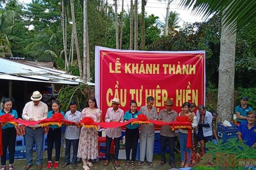 Báo Nhân Dân trao cầu nông thôn tại huyện Phong Điền