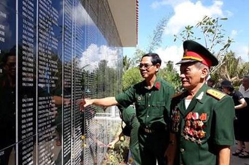 Khánh thành Nhà bia lưu danh nơi thờ 418 liệt sĩ của Trung đoàn 10, Quân khu 9