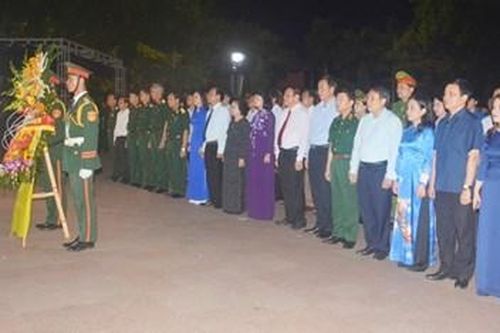Thắp nến, dâng hương, thả hoa đăng tri ân các anh hùng liệt sĩ