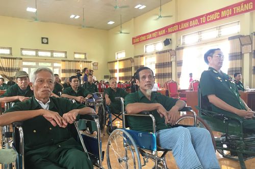 Chủ tịch HĐND TPHCM Nguyễn Thị Lệ thăm các thương binh nặng ở Phú Thọ
