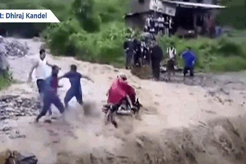 Băng qua dòng lũ dữ, người đàn ông bị cuốn trôi