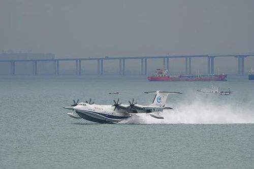 Siêu thủy phi cơ lớn nhất thế giới bay trên mặt biển