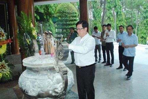 Thứ trưởng Mai Lương Khôi dâng hương tưởng niệm tại Ngã ba Đồng Lộc
