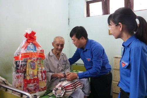 Trung ương Đoàn tri ân gia đình chính sách, người có công