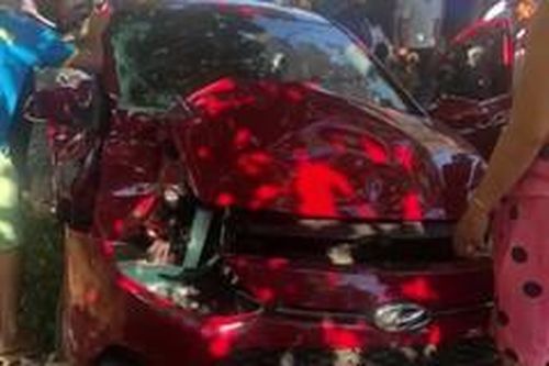 Kinh hoàng khoảnh khắc ô tô bị tàu hỏa tông vì vượt chắn đường sắt