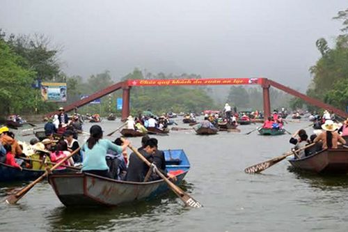 Hà Nội: Giông lốc, một thuyền thăm chùa Hương bị lật trên suối Yến
