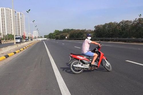 Hàng loạt xe quay đầu bỏ chạy khi thấy CSGT trên Đại lộ Thăng Long