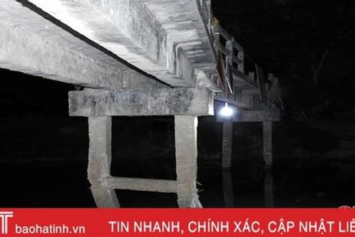 Tàu chở cát đâm gãy trụ cầu dân sinh ở Đức Thọ