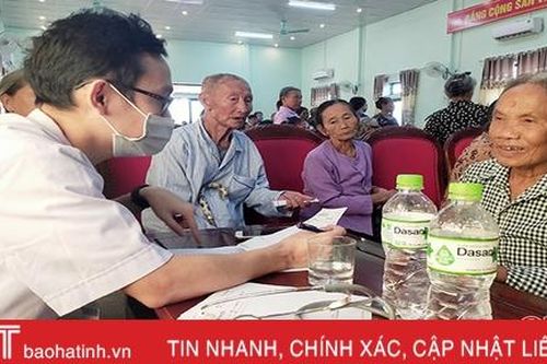 Khám, tư vấn phòng bệnh cho gia đình chính sách xã Kỳ Xuân