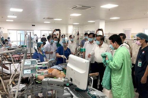Huy động mọi lực lượng cứu chữa nạn nhân vụ lật xe ở Quảng Bình