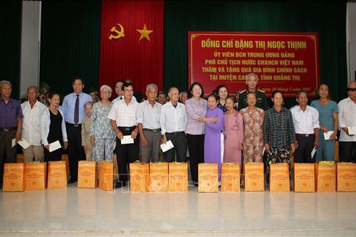 Phó Chủ tịch nước thăm, trao quà cho các gia đình chính sách tại Quảng Trị
