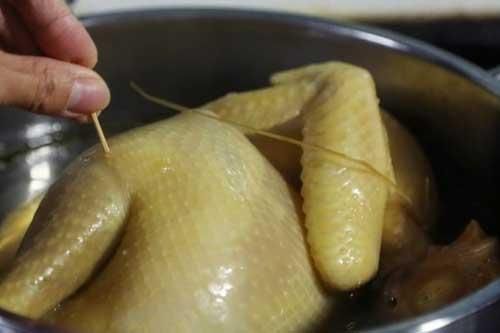Nhúng gà luộc vào nồi nước này 3 phút, đảm bảo thịt gà sẽ giòn chắc lại thơm ngon gấp đôi