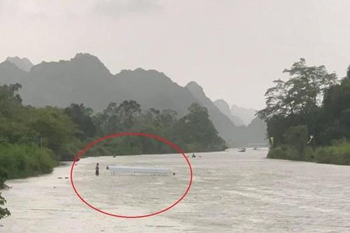Hà Nội: Kịp thời cứu nạn 4 người trên thuyền máy bị chìm khi tham quan chùa Hương