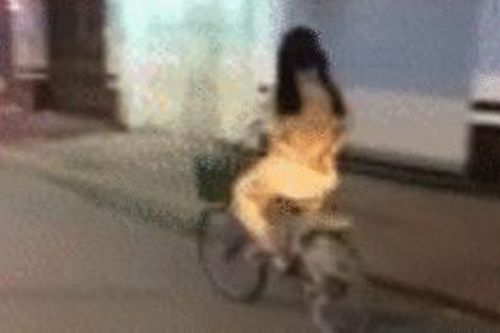 Clip: Cô gái trẻ chắp tay sau lưng, chân thoăn thoắt đạp xe trên đường khiến nhiều người 'thót tim'