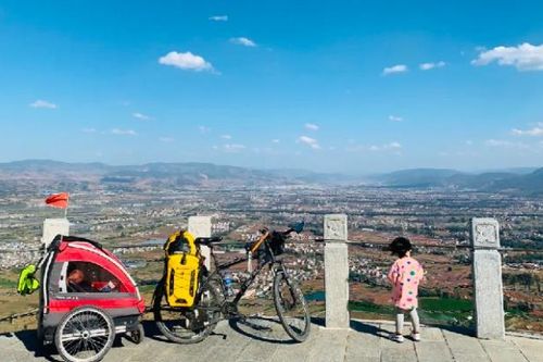 Người cha đơn thân đạp xe hơn 4000km đến Tây Tạng để mừng sinh nhật con gái