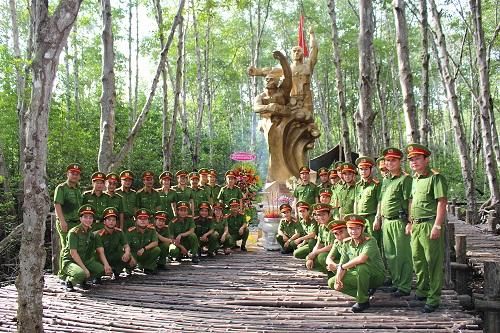 CATP thắp nến tri ân các anh hùng liệt sĩ tại Nghĩa trang Lạc Cảnh