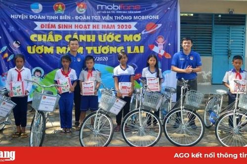 Tặng quà, xe đạp cho học sinh nghèo huyện Tịnh Biên