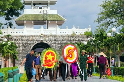 Điện Biên: Hàng nghìn người dân và du khách viếng nghĩa trang liệt sĩ