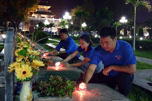 Hơn 1.000 ĐVTN thắp nến tri ân tại các nghĩa trang liệt sĩ