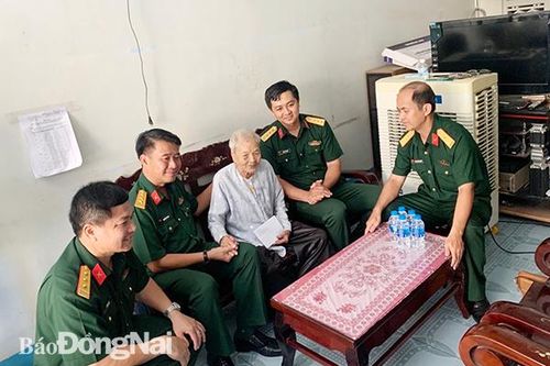 Bộ CHQS tỉnh thăm các gia đình chính sách, có công tại TP.Biên Hòa