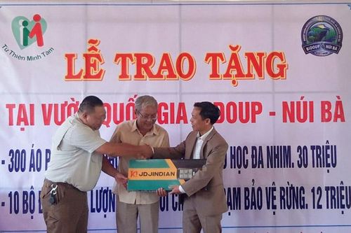Trao tặng đồng phục học sinh và đèn năng lượng tại VQG Bidoup - Núi Bà