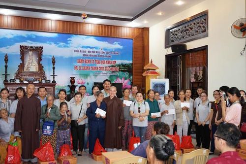 Người nghèo về chùa Giác Nguyên nhận quà