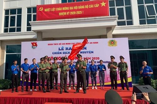 Ra quân tình nguyện 'Kỳ nghỉ hồng' và thăm Mẹ Việt Nam anh hùng